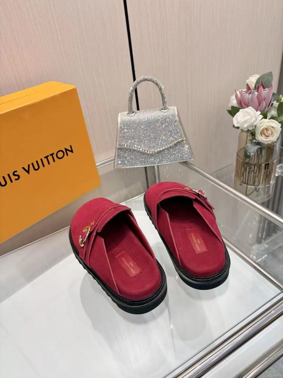 👟👟Ex-factory price 440👟👟 lv's new Baotou half-drag winterbreak comfert flat slippers lv letter and monogram floral embellished leather pattern, with sheepskin lining, suitable for indoor and outdoor wear. The water table is made of high-density foam material, which is light and comfortable. The sole has a certain thickness and the heightening effect is also good! Boutique size:35-46